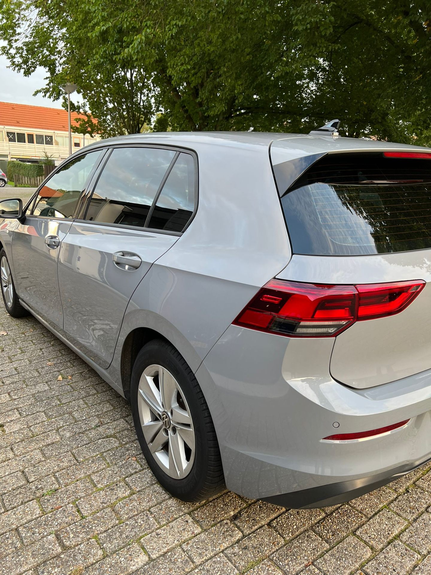 BMW met geblindeerde achterramen, zijaanzicht in de werkplaats
