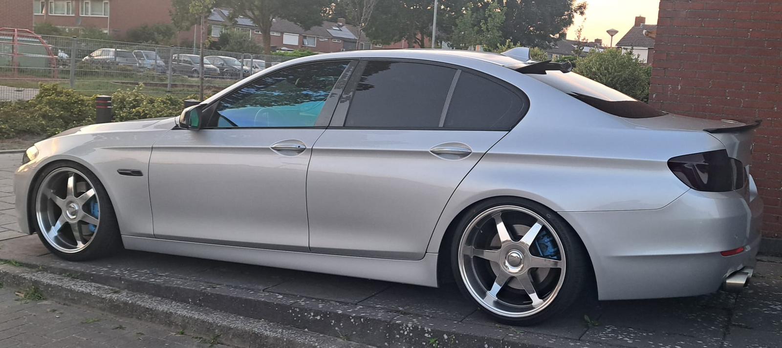 Achterruit van een BMW na het aanbrengen van folie