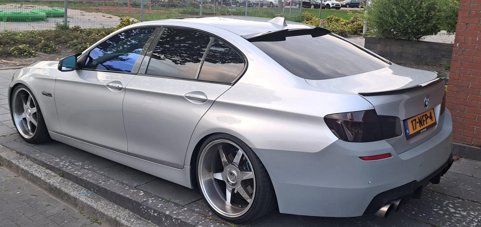 Mercedes coupé met donkere folie rondom