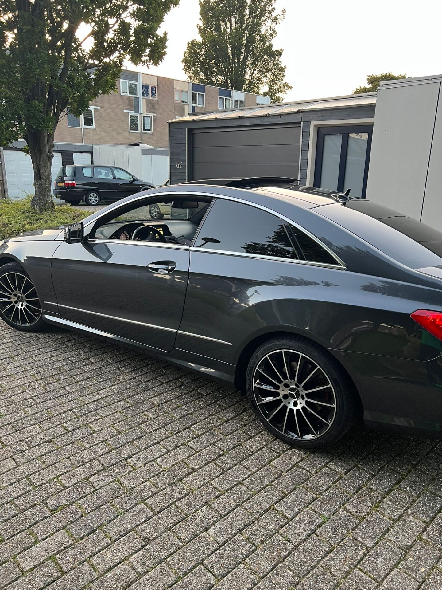 Zwarte sedan met getinte ruiten